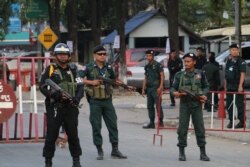 រូបឯកសារ៖ កងប្រដាប់អាវុធបានបិទផ្លូវឆ្លងកាត់ច្រកព្រំដែនប៉ោយប៉ែត នៅខេត្តបន្ទាយមានជ័យជាប់ព្រំប្រទល់​ប្រទេសថៃ នៅព្រឹកថ្ងៃសៅរ៍ ទី៩ ខែវិច្ឆិកា ឆ្នាំ២០១៩ ជាថ្ងៃដែលលោក សម រង្ស៊ី ប្រធានស្តីទីនៃគណបក្សសង្គ្រោះជាតិ និងសកម្មជនផ្សេងៗទៀត គ្រោងវិលត្រឡប់មកកម្ពុជាវិញ។ (ស៊ុន ណារិន/VOA)