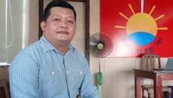 លោក គង់ ម៉ូនីកា ប្រធានគណបក្សឆន្ទៈខ្មែរ អំឡុងពេលផ្ដល់បទសម្ភាស នៅទីស្នាក់ការកណ្ដាលគណបក្ស ក្នុងរាជធានីភ្នំពេញ កាលពីថ្ងៃទី០៧ ខែមេសា ឆ្នាំ២០២០ ។ (អូន ឆេងប៉រ/VOA)