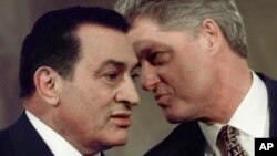 Le président égyptien Hosni Moubarak (à g.) et son homologue américain Bill Clinton lors d'une conférence de presse le 10 mars 1997 à la Maison Blanche.