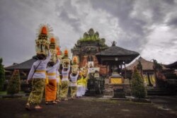Warga Menuju Pura di Bali (foto: Gus Santi Utama).