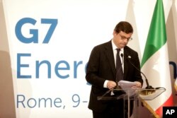 Carlo Calenda répond aux questions des journalistes à Rome, le 10 avril 2017.