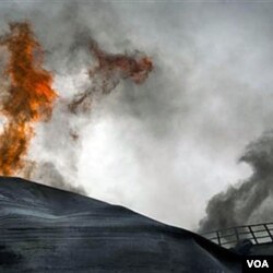 Serangan udara NATO di kota Ajdabiya, sebelah selatan Benghazi, Libya (21/3).