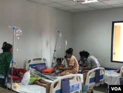 កុមារ​ជាច្រើន​នាក់​ដែល​មាន​ជំងឺ​គ្រុនឈាម កំពុង​សម្រាក​ទទួល​ការ​ព្យាបាល​នៅ​មន្ទីរពេទ្យ​កុមារជាតិ។​ (ធីតា វីន/VOA)