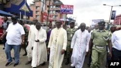 L'archevêque catholique de Lagos, Alfred Adewale Martins, mène une marche de protestation contre les victimes d'attaques violentes à travers le pays à Lagos, le 22 mai 2018.