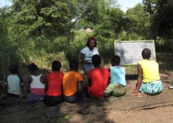 Gadis-gadis Mozambik berpartisipasi dalam program yang bertujuan untuk membantu mereka tetap bersekolah lebih lama dan menghindari pernikahan anak, masalah yang sudah lama terjadi di negara Afrika bagian selatan, 20 April 2018. (Foto: AP)