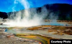 黄石公园游人如织（Yellowstone NP Courtesy Photo)