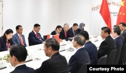 Presiden Jokowi dan delegasi Indonesia dalam pertemuan bilateral dengan delegasi China di Osaka, Jepang hari Jumat (28/6). (Foto: Biro Setpres RI)
