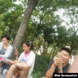 709案庭审期间，有声援者发现天津二中院周围出现一些疑似便衣人员。（网友提供）