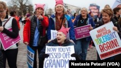 Une femme de 87 ans avec la pancarte "Maintenant tu as énervé mamie!", à Capitol Hill, Washington DC, le 21 janvier 2017. (VOA/Nastasia Peteuil)
