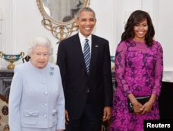 Britain's Queen Elizabeth II (left) stands with the President and First Lady of the United States Barack Obama and his wife Michelle, in the Oak Room at Windsor Castle ahead of a private lunch hosted by the Queen, in Windsor, Britain, April 22, 2016.