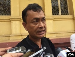 FILE: Hem Socheat, Um Sam An's lawyer, talks to reporters on September 21, 2016. (Kann Vicheika/VOA Khmer)