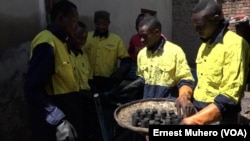 Les jeunes sont fiers des briquettes écologiques qu'ils viennent de produire, à Bukavu, en RDC, le 30 mai 2018. (VOA/Ernest Muhero)