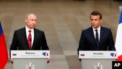 Vladirmir Poutine et Emmanuel Macron à Versailles.