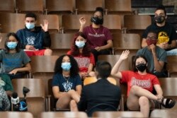 Komisaris Kesehatan Dr. Dave Chokshi (tengah) bergabung dengan siswa di Lehman High School untuk berdiskusi tentang vaksin COVID-19, 27 Juli 2021. (AP)