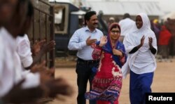 សកម្មជន​ប៉ាគីស្ថាន​ដើម្បី​ការអប់រំ​កុមារី នាង​ Malala Yousafzai​ ជា​ជ័យលាភី​ពានរង្វាន់​ណូបែល​វ័យក្មេង​បំផុត នៅព្រំដែនរវាងប្រទេសកេនយ៉ា និង​សូម៉ាលី កាលពីថ្ងៃទី១២ ខែកក្កដា ឆ្នាំ២០១៦។