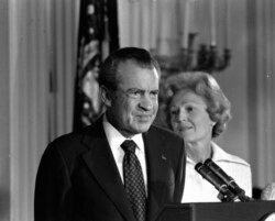 Presiden Richard M. Nixon istrinya Pat Nixon di Ruang Timur, Gedung Putih, di Washington, 9 Agustus 1974.