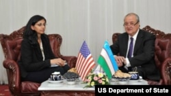 AQSh Davlat kotibining Janubiy va Markaziy Osiyo bo'yicha muovini Nisha Bisvol va O'zbekiston Tashqi ishlar vaziri Abdulaziz Komilov, Toshkent, 2014