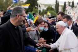 Paus Fransiskus disambut oleh massa dalam kunjungan di Athena, Yunani.