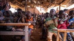 Des écoliers du primaire écrivent sur leur tableau dans une salle de classe à l'école de Koum-Lakre, située à la périphérie de Kaya, le 16 novembre 2020.