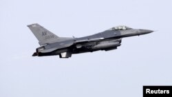 Sebuah pesawat jet tempur F-16 milik Angkatan Udara AS (Foto: dok).