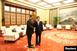 委内瑞拉总统马杜罗和中国人大常委会委员长栗战书2018年9月14日在北京会晤时握手。