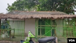 Makam yang dianggap keramat, yang berada di sebelah lahan yang akan dibangun menjadi pura, tampak dari luar. (Foto: Sasmito)