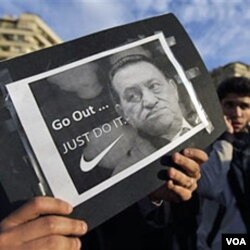 Massa di Lapangan Tahrir, Kairo membawa poster Presiden Hosni Mubarak yang bertuliskan "Go out... Just do it" (Mundur, Lakukan Saja) -- meniru iklan produk Nike, Kamis (10/2).