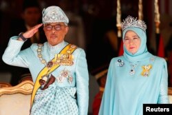 تاج پوشی کے بعد سلطان عبداللہ اور ان کی اہلیہ تنکو امینہ سلامی لے رہے ہیں۔ 31 جنوری 2019