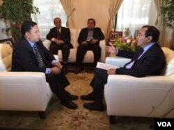 លោក ប្រាក់ សុខុន រដ្ឋ​មន្ត្រី​ក្រសួង​ការបរទេស​កម្ពុជា ផ្តល់​បទ​សម្ភាសន៍​ផ្តាច់​មុខ​ឲ្យ​លោក សុខ ខេមរា អ្នក​យក​ព័ត៌មាន​របស់​វីអូអេ​ផ្សាយ​ជា​ខេមរភាសា ​នៅ​ការិយាល័យ​បេសកកម្ម​របស់​កម្ពុជា​ប្រចាំ​អង្គការ​សហប្រជា​ជាតិ មួយ​ថ្ងៃ​ក្រោយ​ពេល​ដែល​លោក​បាន​ថ្លែង​សុន្ទរកថា​នៅ​មហាសន្និបាត​អង្គការ​សហប្រជាជាតិ​នៅទីក្រុង​ញូវយ៉ក កាលពី​ថ្ងៃ​អាទិត្យ ទី២៥ ខែ​កញ្ញា ឆ្នាំ​២០១៦។