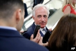 Sen. Bob Corker, menjawab pertanyaan wartawan di Gedung Capitol, Washington D.C., 3 Oktober 2018. (Foto: dok).