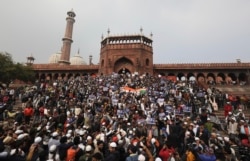 دہلی کی جامع مسجد میں نماز جمعہ کے بعد مسلمان ترمیمی شہریت قانون کے خلاف مظاہرے کرتے رہے ہیں۔