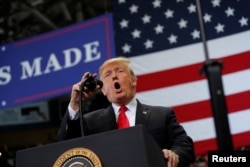 U.S. President Donald Trump delivers remarks at a campaign rally in Estero, Florida, Oct. 31, 2018.