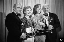 Para aktor "The Mary Tyler Moore Show" berpose dengan piala Emmy mereka pada tahun 1976. Dari kiri ke kanan: Ed Asner, Betty White, Mary Tyler Moore dan Ted Knight.