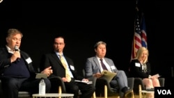 格陵兰驻美国代表奥尔森Olsen（右二）2019年5月23日出席在华盛顿的一场北极投资论坛（美国之音黎堡）