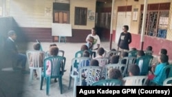 Keterbatasan tidak menjadi masalah bagi anak-anak Papua belajar bersama relawan Gerakan Papua Mengajar. (Foto: Courtesy/Agus Kadepa GPM)