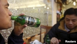 Lạm dụng rượu bia trong những ngày Tết không chỉ dẫn đến nhiều tai nạn giao thông mà cũng là nguyên nhân trực tiếp của nạn đánh nhau.