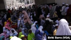 Un espace de la sainte mosquée réservée aux femmes à la Mecque, Arabie saoudite, 8 septembre 2017. (VOA/Siriki Barro)