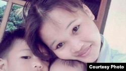 Megawati, korban perkawinan anak di Lombok Timur, NTB, dengan kedua putranya. Megawati kini ikut membantu “Sekolah Perempuan”. (Foto: courtesy: Megawati)