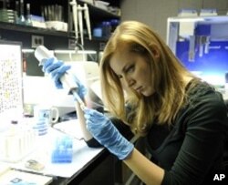 SARAH POLLEY as Elsa Kast in Warner Bros. Pictures’ and Dark Castle Entertainment’s science fiction thriller “SPLICE,” a Warner Bros. Pictures release.