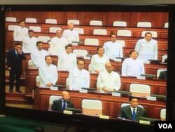 ក្រុម​អ្នកតំណាងរាស្ត្រ​ថ្មី ដែល​មក​កាន់កាប់​អាសនៈ​សភា​របស់​អតីត​គណបក្ស​ប្រឆាំង​ចូលរួម​ប្រជុំសភា​ពេញ​អង្គ​ កាលពី​ថ្ងៃ​ទី​ ៧​ ខែ​ធ្នូ​ ឆ្នាំ​ ២០១៧។ (ហ៊ុល រស្មី/VOA)