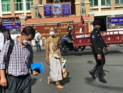 កញ្ញា សេង ធារី មេធាវី​ខ្មែរ​អាមេរិកាំង និង​ជា​សកម្មជន​សិទ្ធិ​មនុស្ស ក្នុង​សម្លៀក​បំពាក់​អប្សរា ចាកចេញ​ពី​សាលា​ដំបូង​រាជធានី​ភ្នំពេញ នៅ​ថ្ងៃទី៧ ខែធ្នូ ឆ្នាំ២០២១។ (ហ៊ុល រស្មី/វីអូអេ)