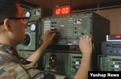 지난 2015년 남북한 고위급접촉 합의에 따라 8월 25일 낮 12시 중부전선에서 한국 군 관계자가 대북 확성기의 전원을 내렸다.