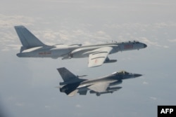 타이완군 F-16 전투기(아래)가 중국군 H-6 폭격기 접근에 대응 출격하고 있다. (자료사진)