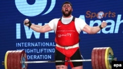 ადამიანი-რეკორდი: 220 კგ ატაცში და 477 კგ ორჭიდში