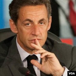 Popularitas Presiden Nicolas Sarkozy anjlok ke tingkat terendah akibat usulannya mengenai reformasi sistem pensiun.