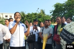 រូប​ឯកសារ៖ អ្នកស្រី ​យ៉ាង សោភ័ណ្ឌ​ ​ប្រធាន​សម្ព័ន្ធ​សហជីព​កម្ពុជា​ ថ្លែងក្នុង​ពិធី​គោរព​វិញ្ញាណ​ក្ខន្ធ​ លោក ជា វិជ្ជា អតីត​ប្រធាន​សហជីព​សេរីកម្មករ​ ដែល​ត្រូវ​បាន​គេ​បាញ់​សម្លាប់​កាល​ពី​១៥​ឆ្នាំ​មុន នៅ​ខាងមុខ​រូប​សំណាក​របស់​លោក ​ក្បែរ​វិមាន​ឯករាជ្យ​ នៅ​រាជធានី​ភ្នំពេញ ​នា​ថ្ងៃ​ទី២២​ ខែ​មករា​ ឆ្នាំ២០១៨។ (កាន់​ វិច្ឆិកា/VOA)