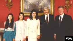 1993-yil, Vashington: O'zbekistonning AQShdagi elchisi Bobur Malikov oilasi bilan Oq uyda AQSh rahbari Bill Klintonga ishonch yorlig'i topshgirgan kun