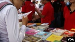 ការដាក់តាំង​បង្ហាញ​សៀវភៅ​នៅក្នុង «ពិព័រណ៌​សៀវភៅ​នៅ​កម្ពុជា​លើកទី៤ » នៅឯ​បណ្ណាល័យ​ជាតិ​ក្នុង​រាជធានី​ភ្នំពេញ​នៅ​ថ្ងៃ​ទី ១១ ខែ​ធ្នូ ឆ្នាំ​២០១៥។ (ហ៊ាន សុជាតា/ VOA)