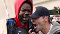 Rasprava demonstranata ispred sudnice u Kenoši za vreme suđenja Kajlu Ritenhausu za ubistvo,16. novembra 2021.