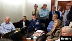 Predsednik Barak Obama sa članovima kabineta prati operaciju u kojoj je ubijen Osama bin Laden